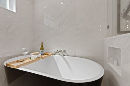 Bathroom Chapin modern thin-wall tub with wine and cheese 0135 110kb